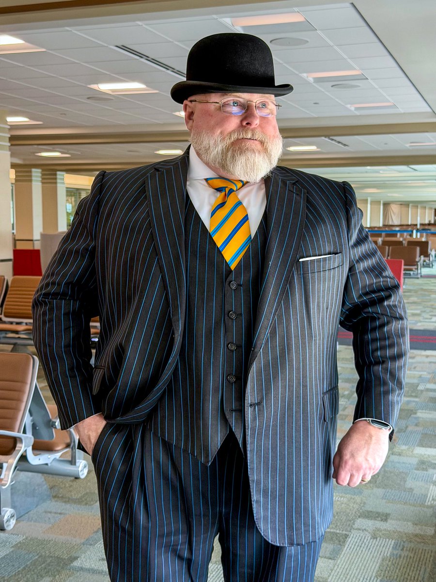 TheBigSartorial's tweet image. “You are one of the only ones I’ve seen pull of a Bowler hat!”
”Thanks. You know, it’s round, I’m round, it all fits”
#Suitup #sartorial #dapper #bespoke #suit #bigguys