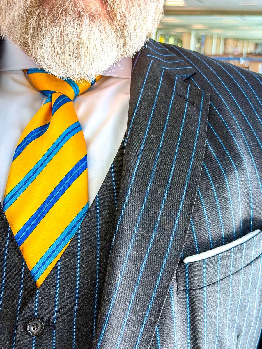 TheBigSartorial's tweet image. “You are one of the only ones I’ve seen pull of a Bowler hat!”
”Thanks. You know, it’s round, I’m round, it all fits”
#Suitup #sartorial #dapper #bespoke #suit #bigguys
