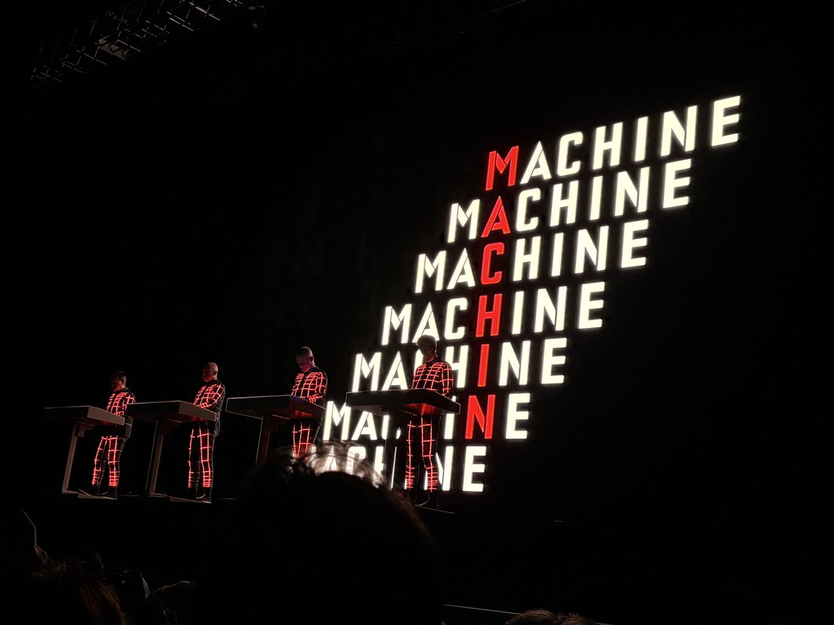 gochisoosama's tweet photo. 今日のライブ、クラフトワーク。
かなり前の方で見られた！！結構歌ってた！！
この会場ははじめてでしたが、わりと音よかったよ。 https://t.co/p3MTsBv3gS
