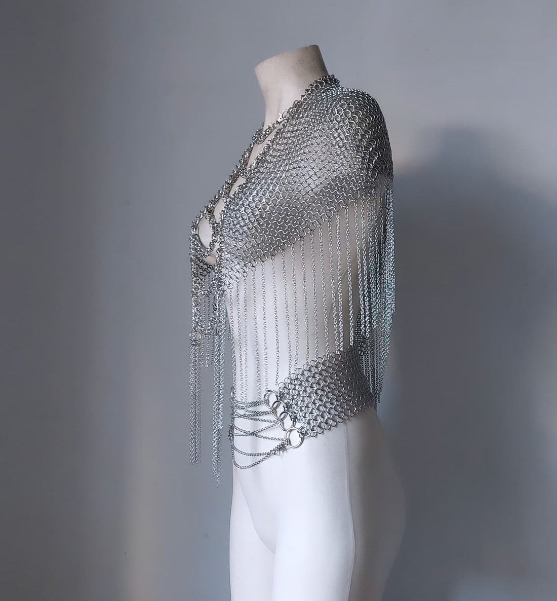 SyntheticDaisy's tweet image. Our #chainmail caplet angled shawl #armor. This one of a kind piece was created with stainless steel chainmail &amp;amp; draped chains with two front tassels. The front drapes down with chainmail Byzantium straps that are adjustable. The back is angled downward.

syntheticdaisydesign.com/products/chain…