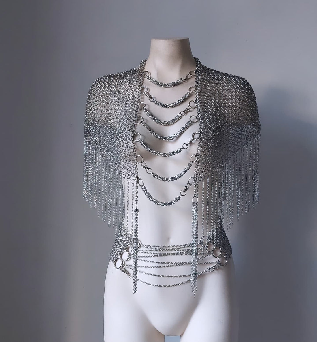 SyntheticDaisy's tweet image. Our #chainmail caplet angled shawl #armor. This one of a kind piece was created with stainless steel chainmail &amp;amp; draped chains with two front tassels. The front drapes down with chainmail Byzantium straps that are adjustable. The back is angled downward.

syntheticdaisydesign.com/products/chain…
