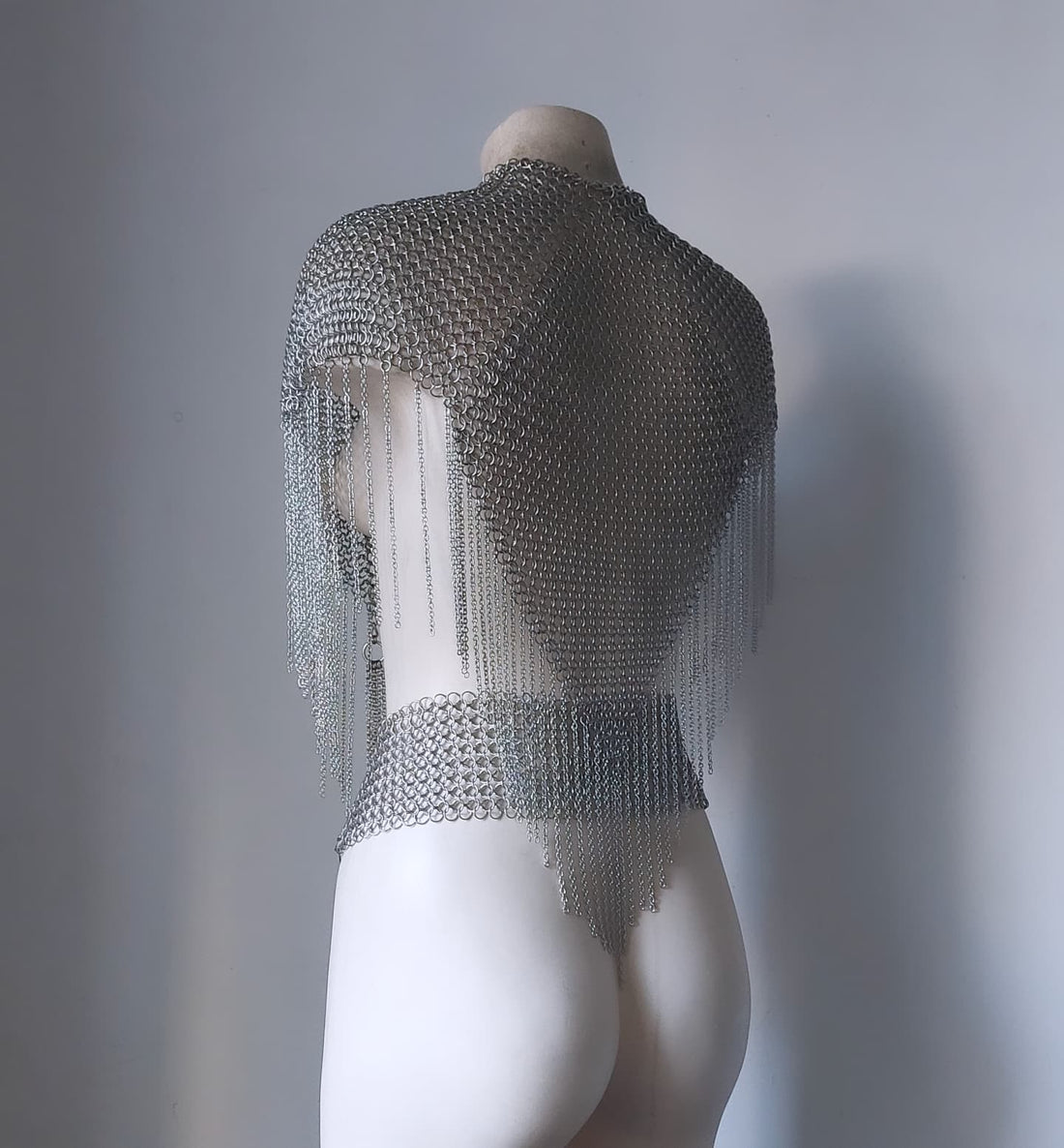 SyntheticDaisy's tweet image. Our #chainmail caplet angled shawl #armor. This one of a kind piece was created with stainless steel chainmail &amp;amp; draped chains with two front tassels. The front drapes down with chainmail Byzantium straps that are adjustable. The back is angled downward.

syntheticdaisydesign.com/products/chain…