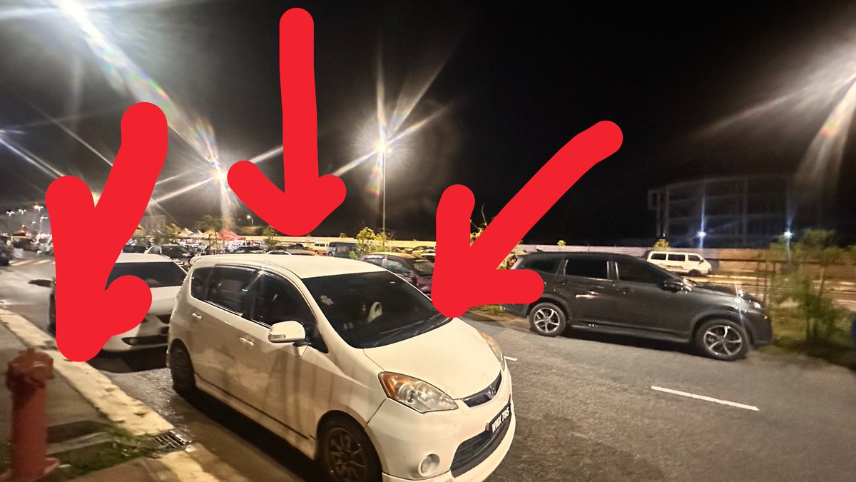 du_duada's tweet photo. Park seberang ok lg. Ini depan mata hitam, halng org nk kluar satu hal, tempat tongsampah kat situ, halang pili bomba lg 💆🏻‍♀️💆🏻‍♀️ https://t.co/rgUo8d56Xe