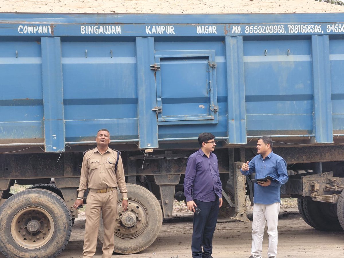 JanSamvad_JS's tweet photo. ब्रेकिंग | हमीरपुर
एआरटीओ अमिताभ राय का ओवरलोडिंग के विरुद्ध बड़ा एक्शन,
22 ओवरलोड ट्रक पकड़े गए, 7 सीज
10 लाख से अधिक जुर्माना वसूला
चेकिंग की भनक लगते ही चालक वाहन छोड़कर भागे, पुलिस के सहयोग से पकड़े गए ट्रक
@artohamirp70631
@dmhamirpurup
#Hamirpur #BreakingNews #ARTO #UPNews https://t.co/BAyNwrtVuY