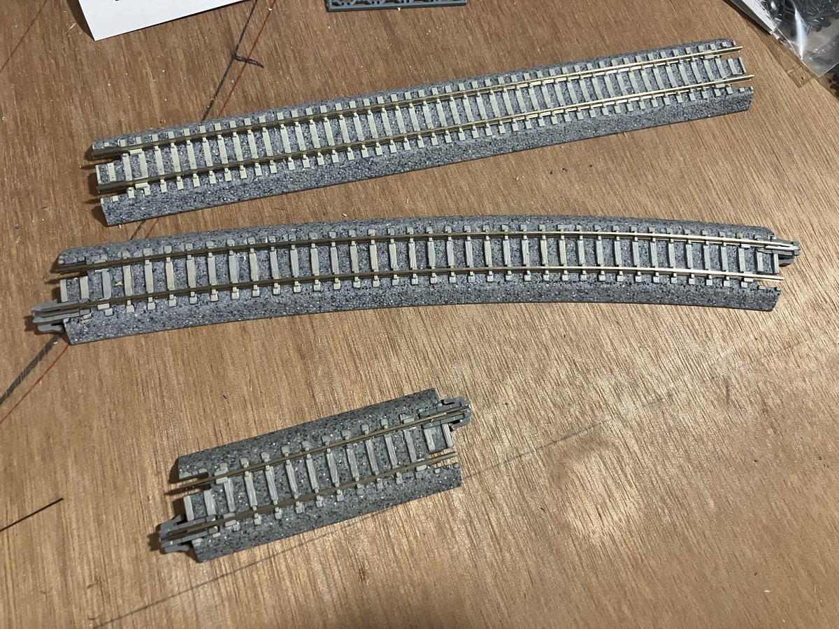 tamo_23's tweet photo. 製品ないから改造した矢先に製品化発表され泣いてる。S186はS248の切継でまさに昨日作った。S64とR718-15は木マクラギを塗っただけのなんちゃって。　#Nゲージ #レイアウト #ユニトラック https://t.co/9srQgUxDff