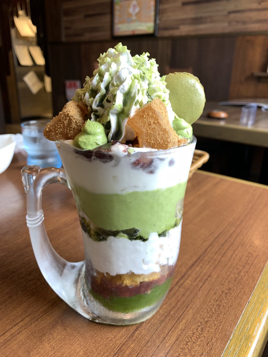 Moca_Raz's tweet photo. そいえばこれも��べたびっくりドンキーのジョッキパフェ抹茶
これは飲み物… https://t.co/ov1p2VOMn7