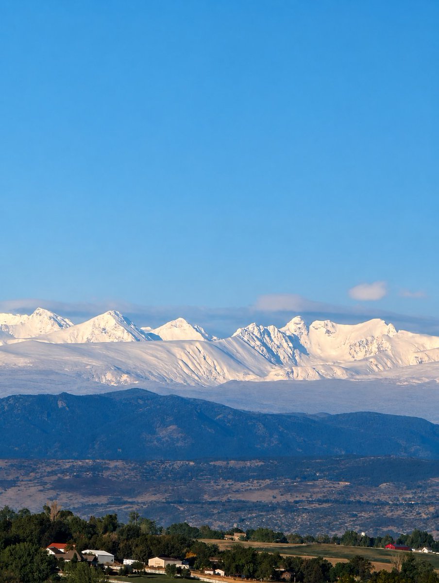 NaturisticNate's tweet image. Colorado Mountains are looking like Colorado mountains finally. #cowx #colorado #snow #Denver #weather #Noco #mountain @BoulderCAST @CReppWx @BianchiWeather
