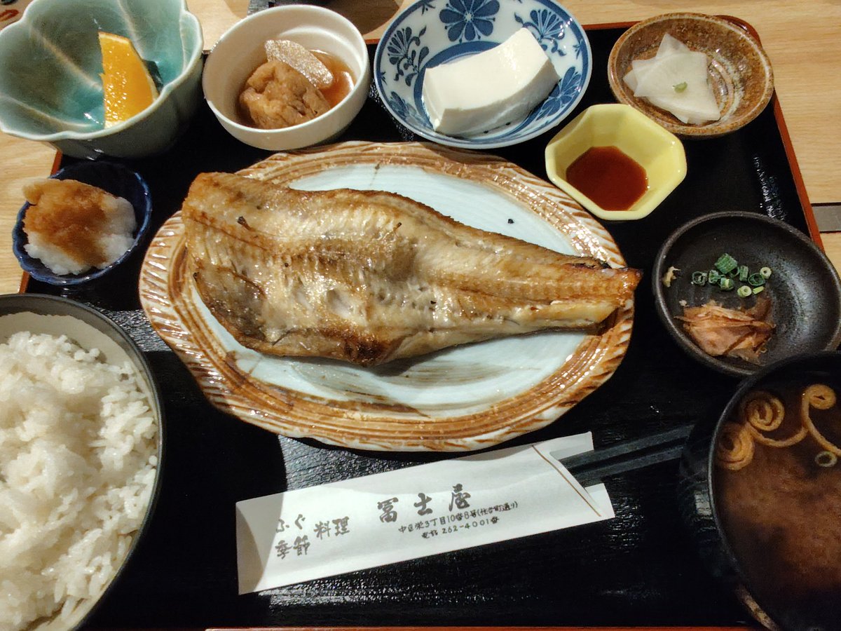 今日は出勤日でしたが休暇(代休消化)取って６連休にしました✌🏻
今頃、今日の🥢ランチポスト😅
用事があって栄で老舗和食店の定食ランチ🐟️しまほっけ定食😋
⚠️貴重な２週連続🐟️魚ランチ🤣