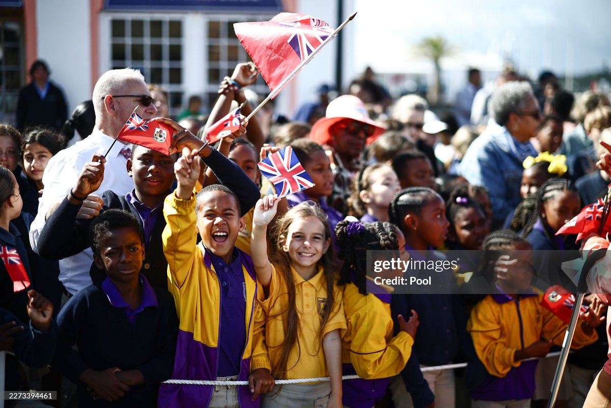 SabirahLohn's tweet image. People waiting to see the King at Kings Square in Bermuda.