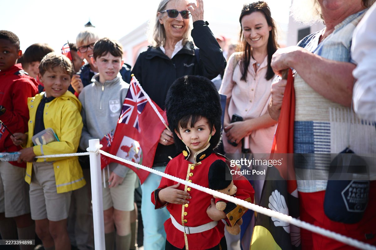 SabirahLohn's tweet image. People waiting to see the King at Kings Square in Bermuda.