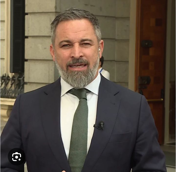 Yo tengo una duda.. Éste NAZI llama casi a diario Hijoputa a Sánchez y no le pasa nada...Si algún rojo se lo llamáramos a éste cafre..Seguro que nos meterían entre rejas como a #PabloHasél
Justicia Franquista se llama.