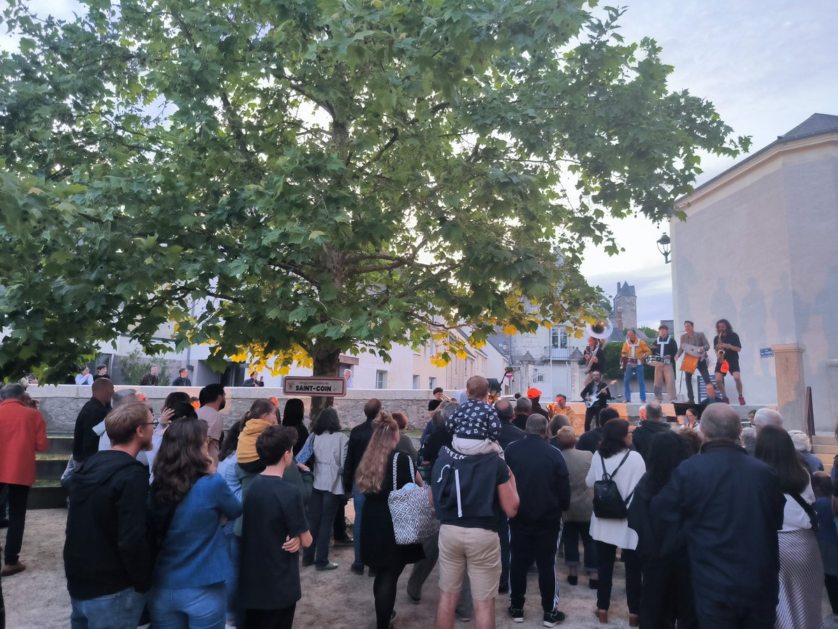 101Rfl's tweet photo. @rfl101 Un très beau moment partagé à Luynes avec la Cie du Coin, à l’occasion de la Cérémonie du Grand Jumelage avec la ville imaginaire de Saint-Coin. Comité de jumelages / Choral’Aria /Musicale de Luynes /Adjoint à la culture📷https://t.co/uUBbXhVw5G https://t.co/C6EiBIxHGw
