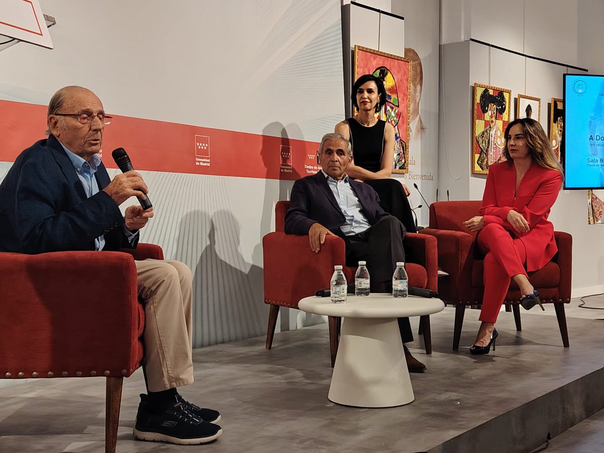 TauromaquiaCM's tweet photo. 🐂 El ganadero de "Montealto", Agustín Montes, ha recibido hoy un emotivo homenaje en la Plaza de @LasVentas.

🔝 Un reconocimiento organizado junto a la Asociación Glima por su trayectoria como ganadero de toro bravo. https://t.co/9SdedRSjEN
