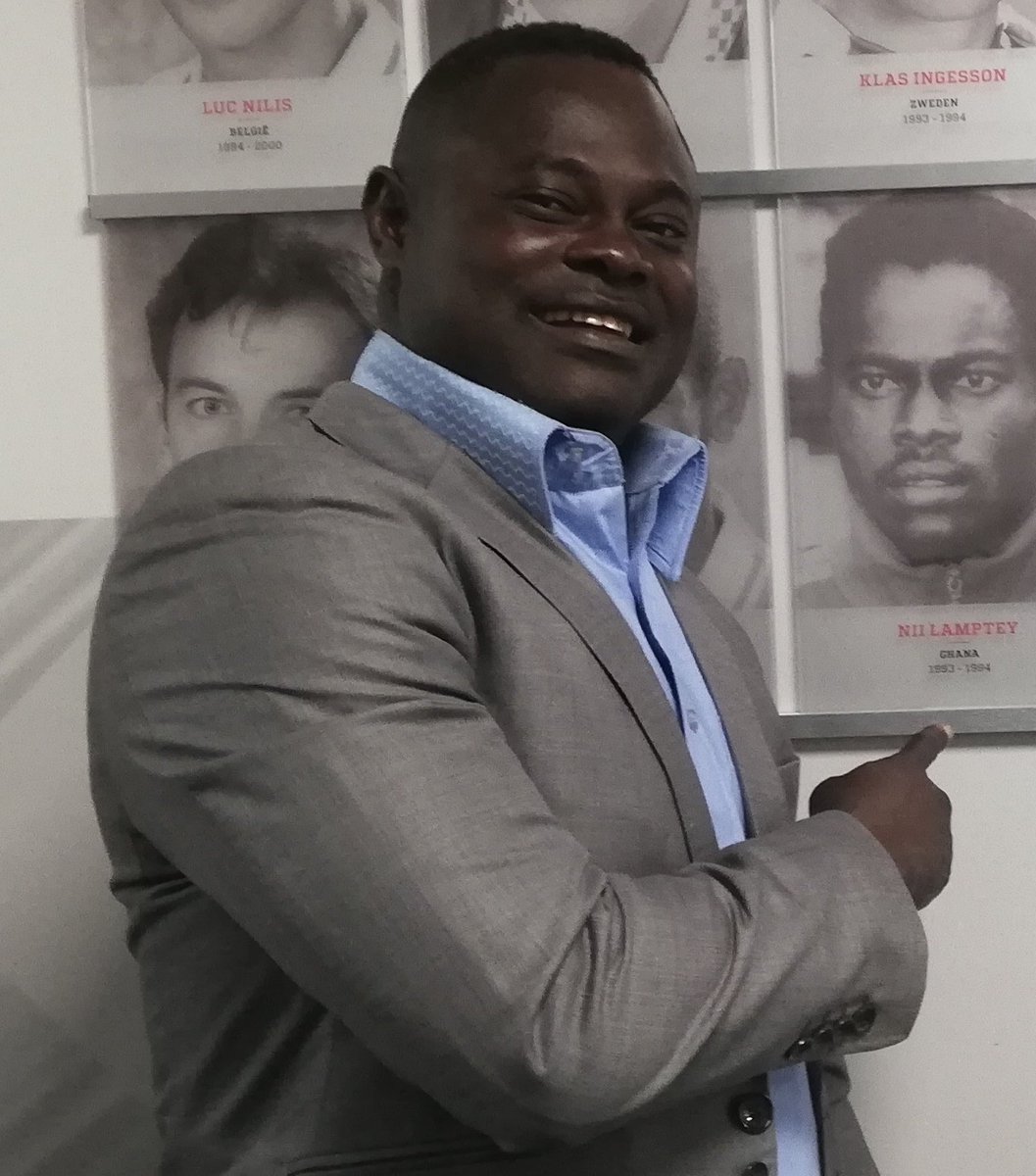 Femzydr1's tweet image. A Ghanaian Professional footballer player, Nii Odartey Lamptey got married to his Wife in 1994, They lived together for 21 years, &amp;amp; they both had 3 kids.

in 2013 Lamptey began to suspect his wife of infidelity after hearing about her movements from a friend, so he secretly