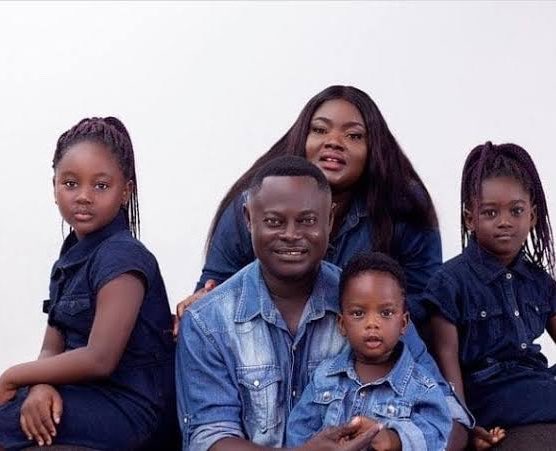 Femzydr1's tweet image. A Ghanaian Professional footballer player, Nii Odartey Lamptey got married to his Wife in 1994, They lived together for 21 years, &amp;amp; they both had 3 kids.

in 2013 Lamptey began to suspect his wife of infidelity after hearing about her movements from a friend, so he secretly