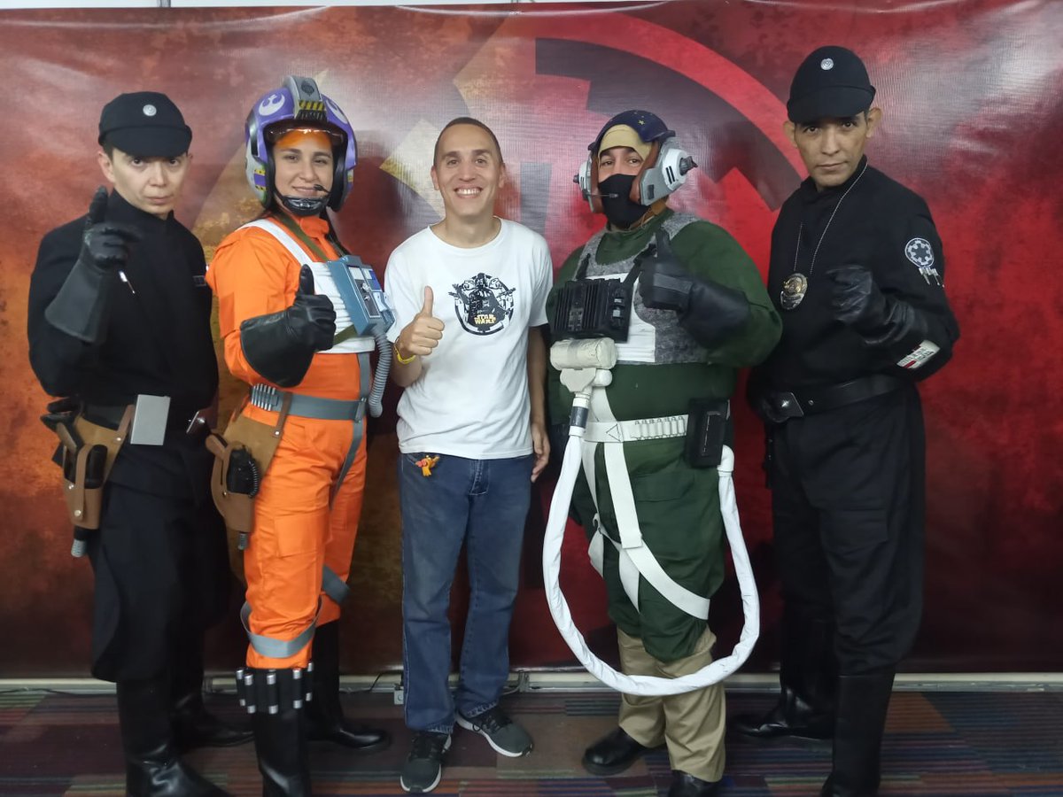 elmundodep2024's tweet image. Para nuestro #FBF cinematográfico me valdré de esta foto de 2024 en donde, en un mes como el que arranca hoy, se celebra en unos días el "Star Wars Day". Con esta foto que me tomé en la @CaracasComicCon del 5-11 de 2022 junto con varios cosplayers que hicieron de pilotos...