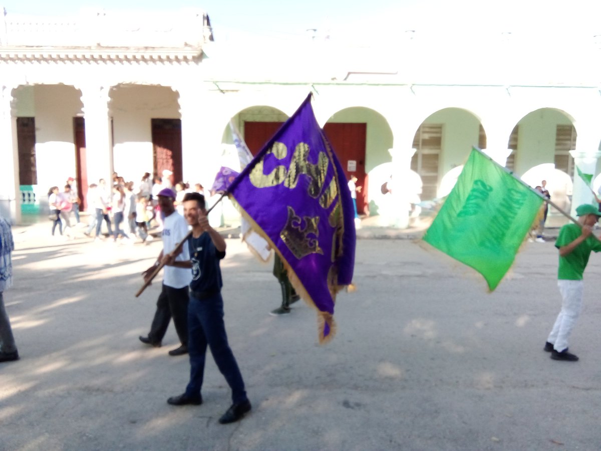 Cultura #Camajuaní
Este es el 1 de mayo en Cuba. La belleza de nuestra gente, nuestras familias, nuestros trabajadores. 

#LaPatriaSeDefiende por cosas como esta. 

🇨🇺❤️
