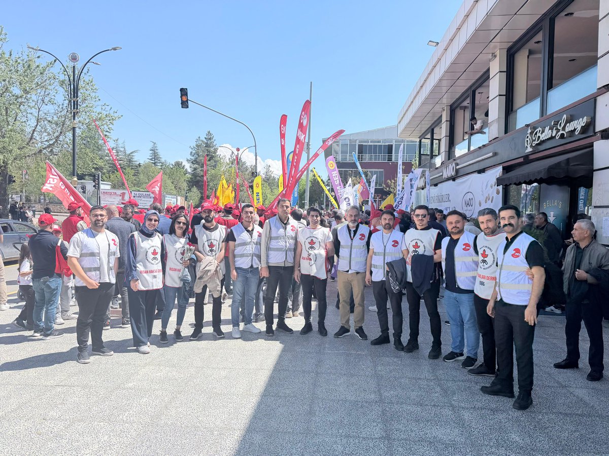siirtihd's tweet photo. 1 Mayıs'ta Alandayız.

Emeğin, dayanışmanın ve mücadelenin sesini büyütmek için kortejdeyiz.

Eşit, adil ve özgür bir yaşam talebimizi hep birlikte yükseltiyoruz.

Yaşasın 1 Mayıs!
Bîjî 1 Gûlan!

Yaşasın emek, dayanışma ve mücadele! 

#1MayisİsçiBayramı https://t.co/k6SrgwyI5P