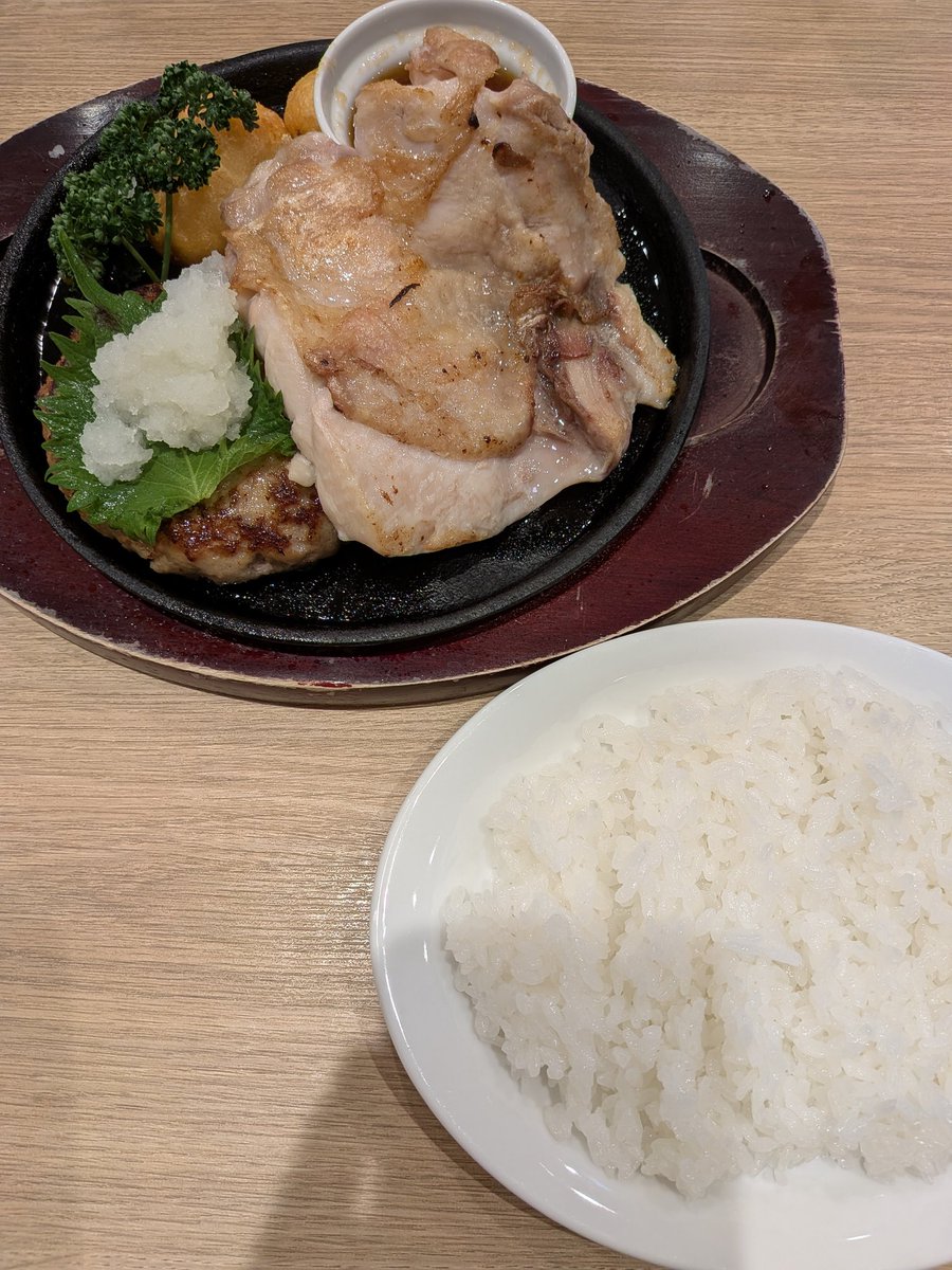 tsuki3610's tweet photo. 晩御飯にデニーズへ行ってきました🍴
久しぶりでしたがおいしかったので、また行きたいです✌️

 #デニーズ
 #おろしハンバーグと米どりのグリル https://t.co/SJ7wUHaVjg