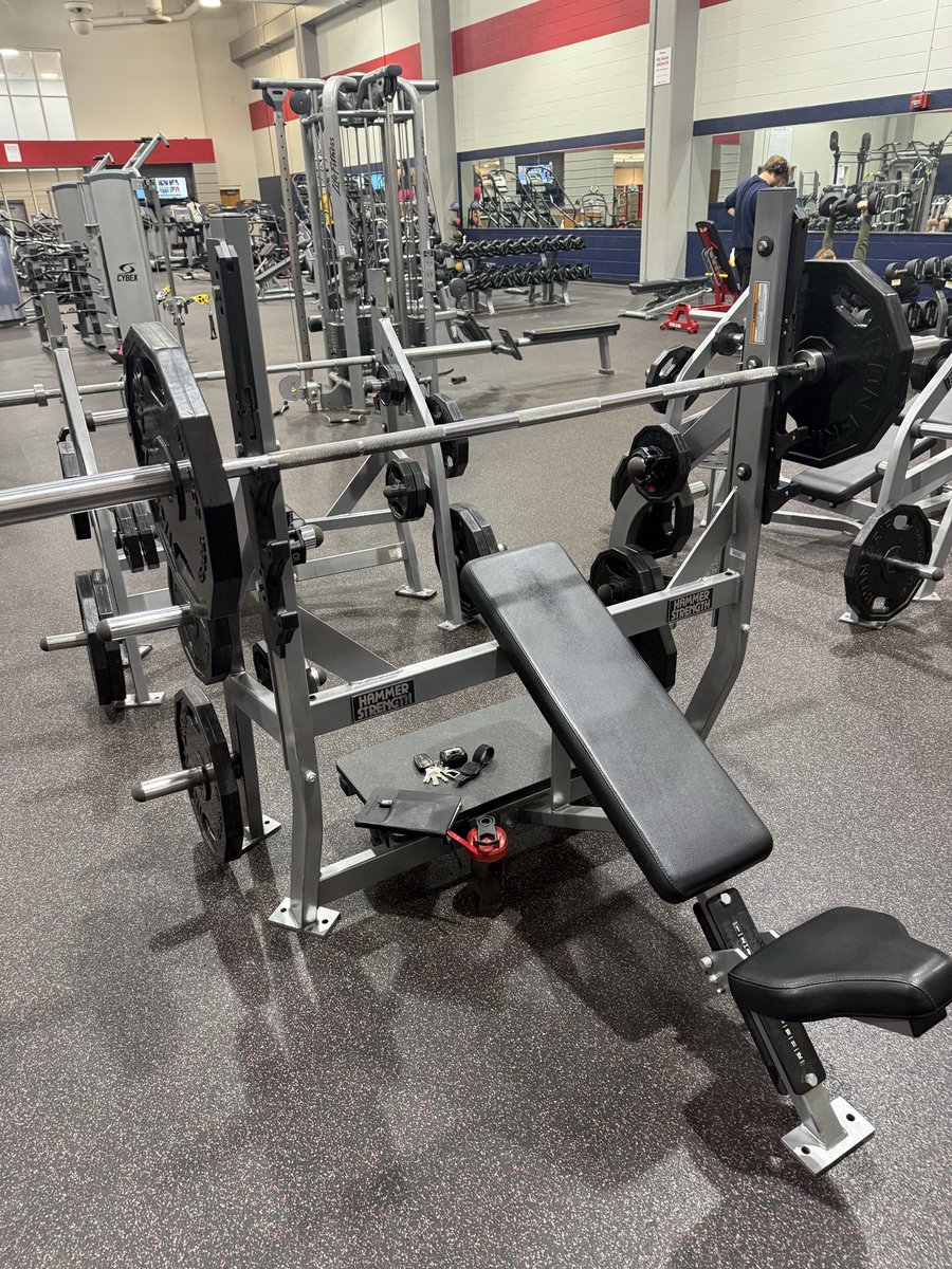 KennethMRich's tweet photo. New (non-macro) PR! 💪

Started lifting consistently at the start of last semester.

Could barely handle 25s then. 

Hit 45s this morning. https://t.co/oaoMrvlvzs