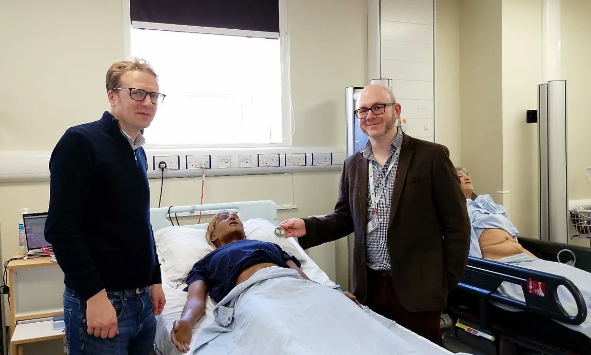 UoBhealthsci's tweet photo. 🩺A wearable sensor that listens to the bowel could help patients go home sooner after surgery.
Developed by UoB researchers with @uhbtrust and local health tech partner #Ademen, the device tracks bowel sounds to spot recovery and complications earlier.
🔗https://t.co/zLSjO81Cfz https://t.co/pFIj0Dsswr