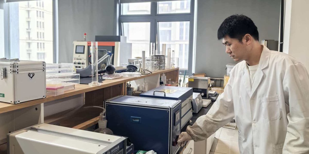 sueshi96612585's tweet image. "Revolutionizing battery tech: @UESTC_Research turns road asphalt into sodium-ion anodes! 🚧➡️🔬 Sustainable energy storage, cost reduction, and capacity boost. #SodiumIonBattery #GreenTech #UESTC"

长度：197字符