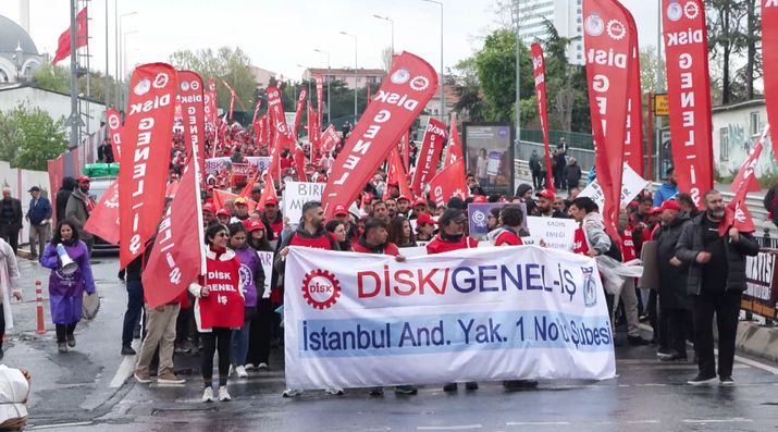 Haberturk's tweet photo. İstanbul'da 1 Mayıs Emek ve Dayanışma Günü'nde Kadıköy Rıhtım Meydanı ile Kartal Meydanı'nda kutlamalar gerçekleştiriliyor. Kutlamalar öncesinde polis ekipleri 2 bölgede geniş güvenlik önlemi aldı https://t.co/wAaWqmQUZ4 https://t.co/7ieI4IrnO6