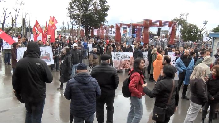 Haberturk's tweet photo. İstanbul'da 1 Mayıs Emek ve Dayanışma Günü'nde Kadıköy Rıhtım Meydanı ile Kartal Meydanı'nda kutlamalar gerçekleştiriliyor. Kutlamalar öncesinde polis ekipleri 2 bölgede geniş güvenlik önlemi aldı https://t.co/wAaWqmQUZ4 https://t.co/7ieI4IrnO6