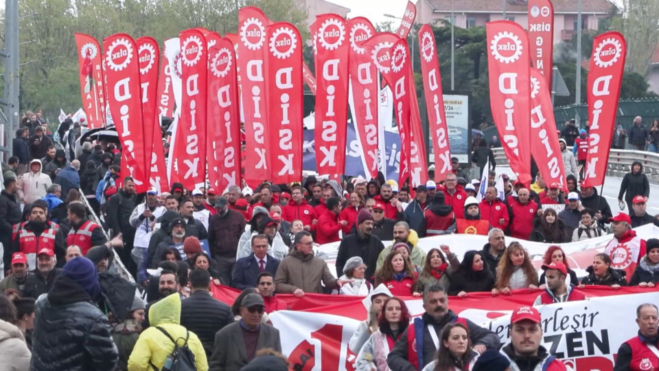 Haberturk's tweet photo. İstanbul'da 1 Mayıs Emek ve Dayanışma Günü'nde Kadıköy Rıhtım Meydanı ile Kartal Meydanı'nda kutlamalar gerçekleştiriliyor. Kutlamalar öncesinde polis ekipleri 2 bölgede geniş güvenlik önlemi aldı https://t.co/wAaWqmQUZ4 https://t.co/7ieI4IrnO6