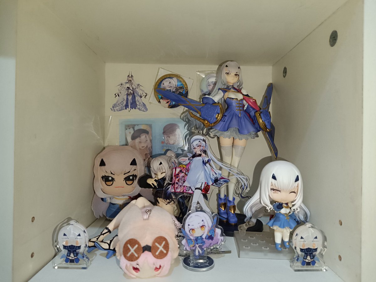 Kaynis_19's tweet photo. メルジーヌ祭壇用の2つの棚はもういっぱいで、もう埋めきれないと思いますメルジーヌ祭壇の2つの棚がもういっぱいで、もう埋められない気がします www😅
#FGO https://t.co/rxzRKoNnT3