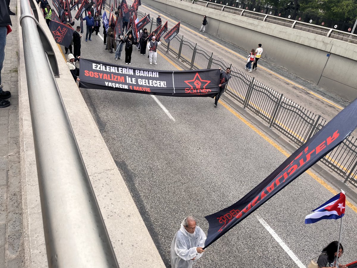 TSPmerkez's tweet photo. 🔴 ANKARA | Devrimciler Yürüyor!

SOLDEP Ankara olarak 1 Mayıs için AKM’den Tandoğan’a güçlü bir şekilde yürüdük!

Devrimciler, ezilenlerin baharını sosyalizm ile getirecek! 

Yaşasın 1 Mayıs! #HareketeGeç https://t.co/2yYpGsmJkG