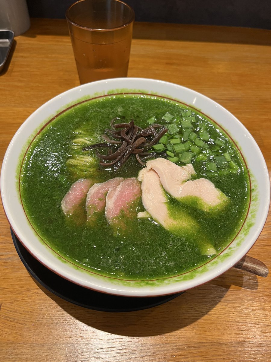 setonoossan's tweet photo. ニュー直方のニラそば(醤油)+きんかんご飯

刻んだニラが乗ったラーメンを想像してたら違った🤣ペースト状のニラがたっぷり緑のスープ。でもコレが美味かった。こんなメニュー考える想像力が凄い。きんかんご飯も濃厚で激ウマでした。
ご馳走様でした😋
#らーめんニュー直方 
#ラーメン 
#金山駅 https://t.co/OAPFUgUSsY
