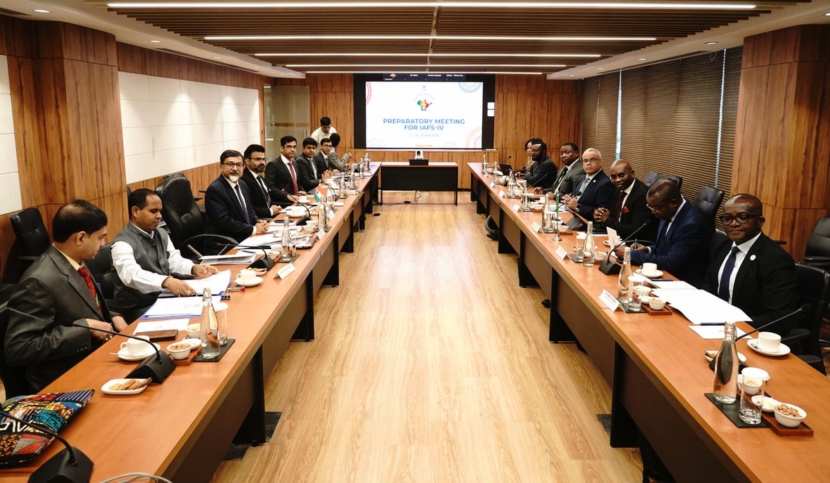 BurundinAddis's tweet image. L’équipe de l’@_AfricanUnion, dirigée par Amb. @WillyNyamitwe, Président du COREP, poursuit les négociations avec la partie indienne (présidée par S.E. @SudhakarDalela) en vue de finaliser le projet de Déclaration du 4e Sommet Inde–Afrique, prévu à #NewDelhi fin mai 2026.
#IAFS4