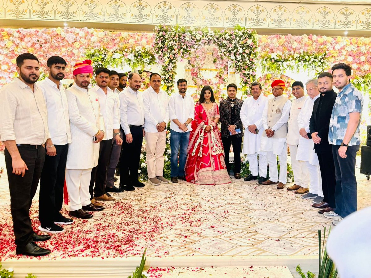 UmmedaRamBaytu's tweet photo. आज जयपुर में पूर्व मंत्री एवं पूर्व विधायक सिवाना श्री गोपाराम जी मेघवाल के सुपुत्र IRS श्री पूरण मेघवाल के सगाई समारोह में सम्मिलित होकर नवदंपत्ति को हार्दिक बधाई एवं मंगलमय शुभकामनाएँ दी।
ईश्वर से प्रार्थना है कि यह नवजीवन प्रेम, विश्वास और सुख-समृद्धि से परिपूर्ण हो।
@GoparamINC