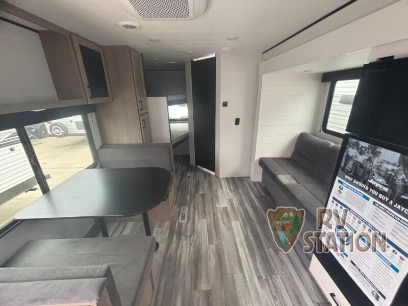 RVStationWaco's tweet image. Comfort, space, and reliability all in one 🏕️ It’s what makes the 2026 Jayco Jay Flight a fan favorite at RV Station.

Check it out! 🔗 rpb.li/YlN

#RVStation #JaycoRV #TravelTrailer #RVLiving #ExploreMore