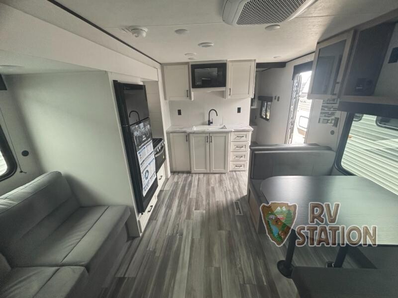 RVStationWaco's tweet image. Comfort, space, and reliability all in one 🏕️ It’s what makes the 2026 Jayco Jay Flight a fan favorite at RV Station.

Check it out! 🔗 rpb.li/YlN

#RVStation #JaycoRV #TravelTrailer #RVLiving #ExploreMore
