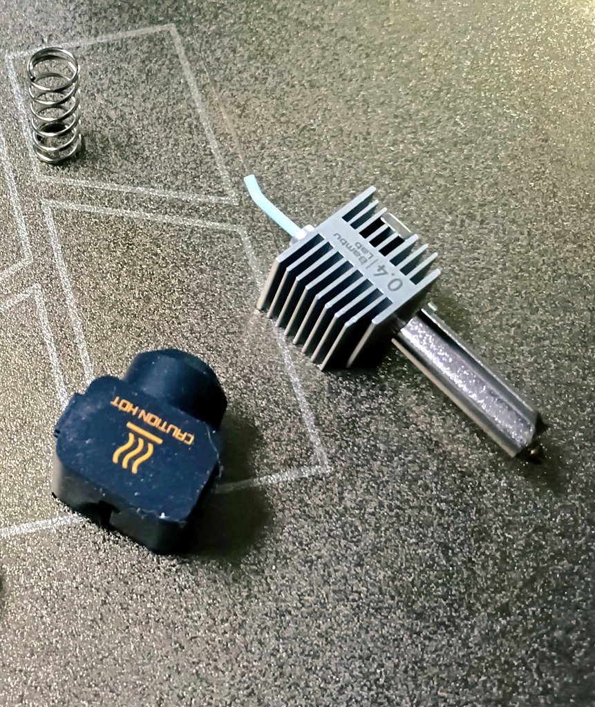 kamezo771's tweet image. 3Dプリンタくん少し休ませたら
フィラメント送れなくなって大苦戦😵
ノズル外してみたら古いフィラメント残ってたので
コレか🧐🤔
#3DP #A1