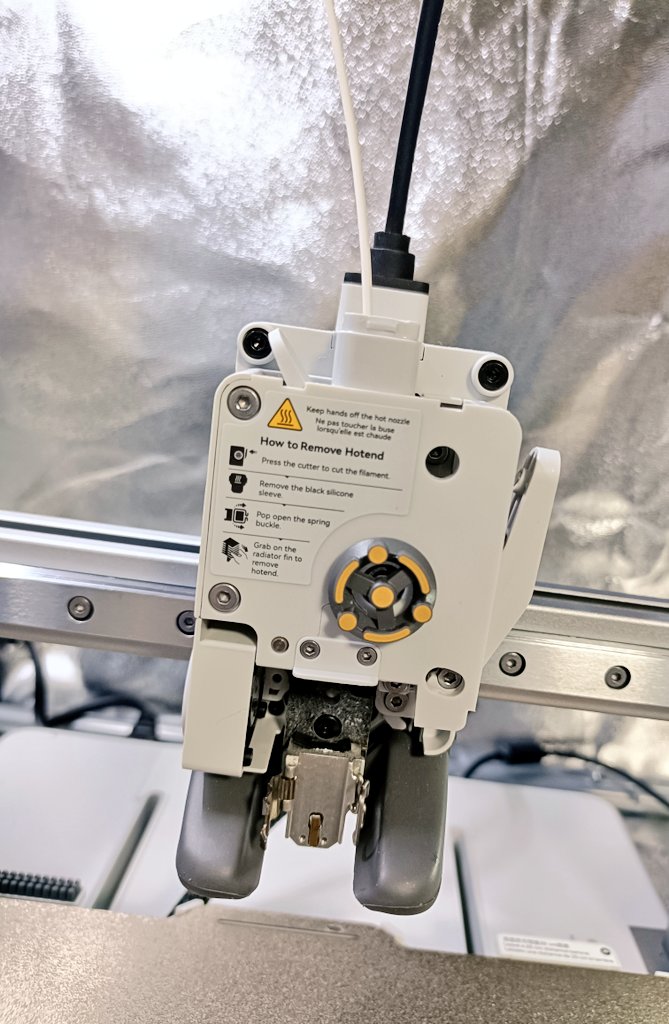 kamezo771's tweet image. 3Dプリンタくん少し休ませたら
フィラメント送れなくなって大苦戦😵
ノズル外してみたら古いフィラメント残ってたので
コレか🧐🤔
#3DP #A1