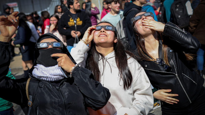 publico_es's tweet image. El 30 de abril el Sol imitó la trayectoria que realizará el próximo 12 de agosto, cuando tendrá lugar el primer #eclipse solar visible desde España este siglo 
 
✍️ Por @adhikarrilucea