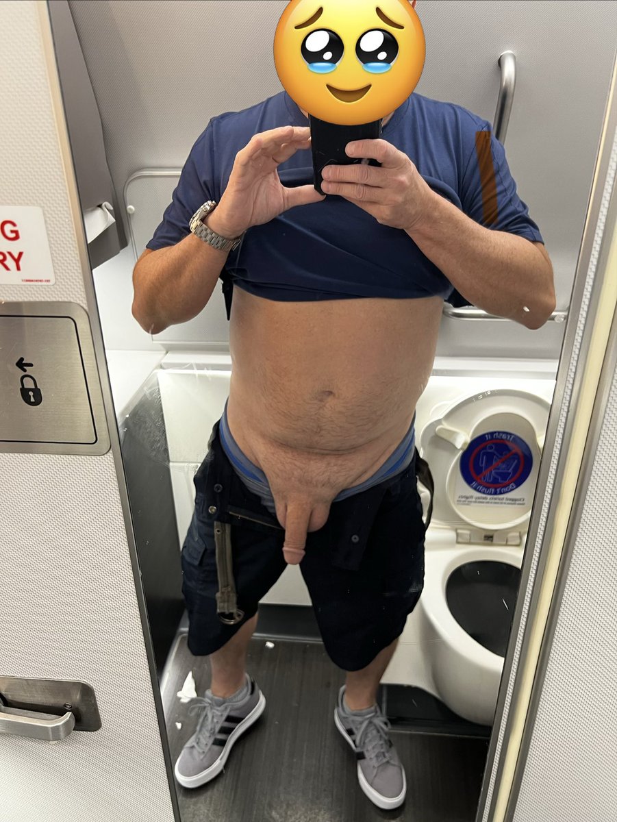 PaulyV023's tweet photo. Business Class international flight with pretty large restrooms. https://t.co/6PaB67xPY1