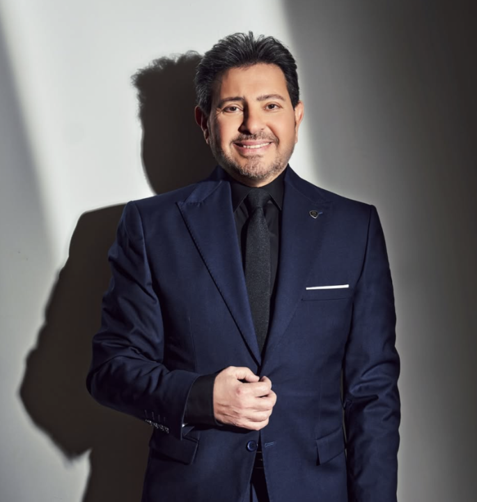 يمرّ الفنان هاني شاكر بوعكة صحية منذ منتصف فبراير الماضي، بعد خضوعه لاستئصال القولون وتعرضه لمضاعفات صحية شملت فشلاً تنفسياً حاداً وتراجعاً في بعض الوظائف الحيوية، وسط دعوات متواصلة من جمهوره ومحبيه بالشفاء العاجل وعودة سريعة إلى حياته الطبيعية.. نستعرض أبرز محطات «أمير الغناء العربي» ومسيرته الفنية الممتدة، إلى جانب شهادات كبار نجوم الفن في مشواره، وتأثيرهم على تجربته الفنية، مع تمنياتنا له بالشفاء العاجل والعودة إلى جمهوره وفنه.. HanyShaker 