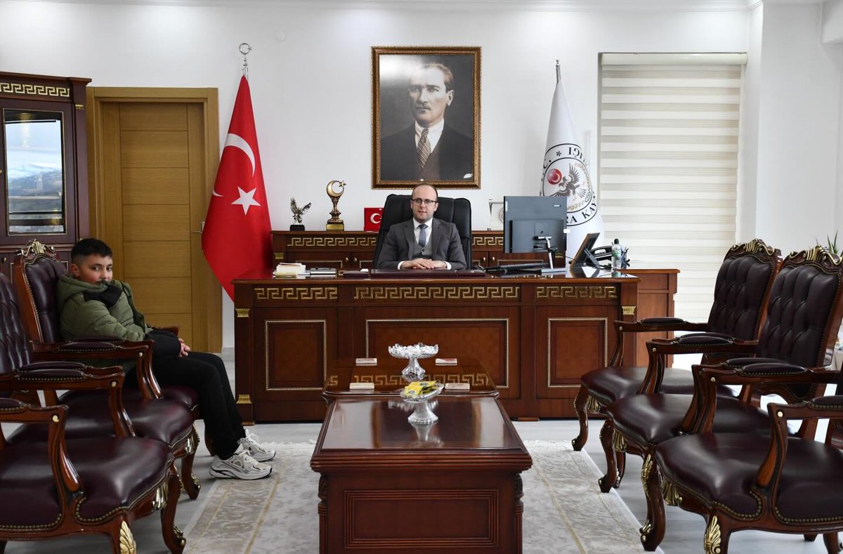 TC_Alucra's tweet photo. 📍 Makam Ziyareti
Alucra Kaymakamımız Sn Emrah Azman, 6. sınıf öğrencimiz Miraç Doruk’u makamında ağırladı. 
Samimi sohbetin ardından ziyaret hatıra fotoğrafıyla sona erdi.
Tüm çocuklarımızı ve gençlerimizi Kaymakamlığımıza bekliyoruz. 📷
#AlucraKaymakamlığı https://t.co/XY6Q70zyoB