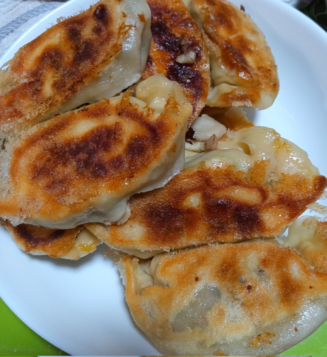 dosmatatabi's tweet photo. 本日もお疲れ様でした🫡
もちもちの餃子が食べたくて、生地から作りました🥟 https://t.co/Ts47jDoGBw