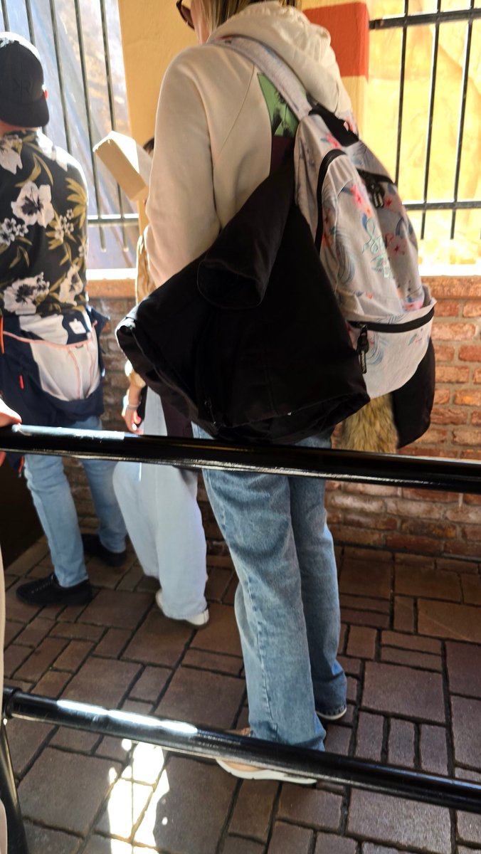 melosalll's tweet photo. Roller coster a binmeden önce mutlaka kitap okuruz.. https://t.co/225B0QpAsk