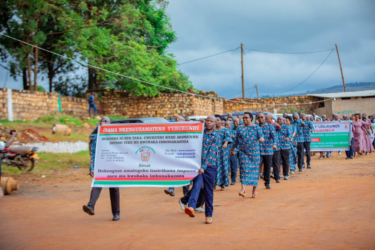 Burundi_senat's tweet image. 1/3 #Burundi: Le Président du @Burundi_senat, Très Hon. Gervais NDIRAKOBUCA, en compagnie du 2ème Vice-Président de cette Institution, Hon. Clotilde KAMPIMBARE, certains parlementaires et fonctionnaires de cette Chambre Haute du Parlement, a rehaussé de sa présence les cérémonies