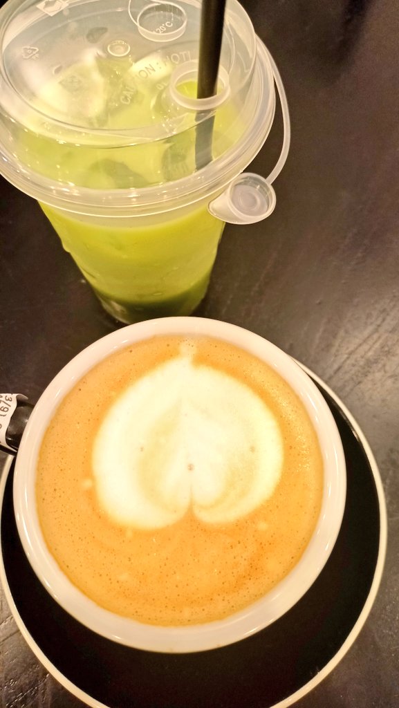 Aku dan bestie sama2 ngajak emaknya ngafe, niatnya mau nyenengin emaknya, sambil nunggu makanan aku ajak ngobrol :

Aku : Emak kenapa gak suka matcha ?
Emak: Bikin enek, lebih enak kopi

Temen: Emak kenapa gak suka matcha?
Emaknya: Emoh, ora enak. Enak kopi tubruk

😌😌😌