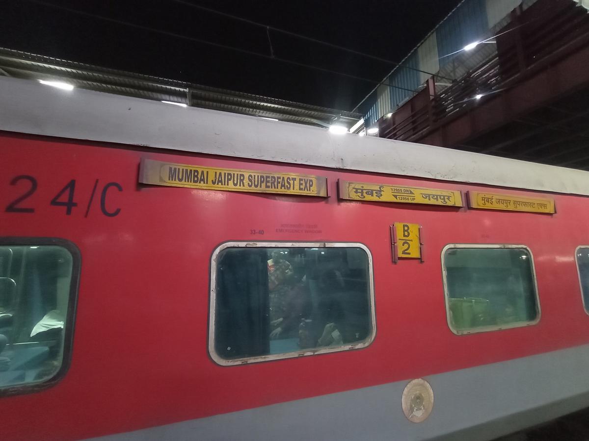 JaipurRailways's tweet image. Top 6 fastest trains from Rajasthan to Mumbai (average speed, km/h)

09705 – 69 (JP) 
12956 – 68  (JP) 
12980 – 68 (JP) 
22934 – 66 (JP) 
20944 – 65  (JU) 
12990 – 61 (AII) 

📍Jaipur prioritizing high speed comfort for passengers.

#Jaipur #Ajmer #Jodhpur #Bikaner #Mumbai
