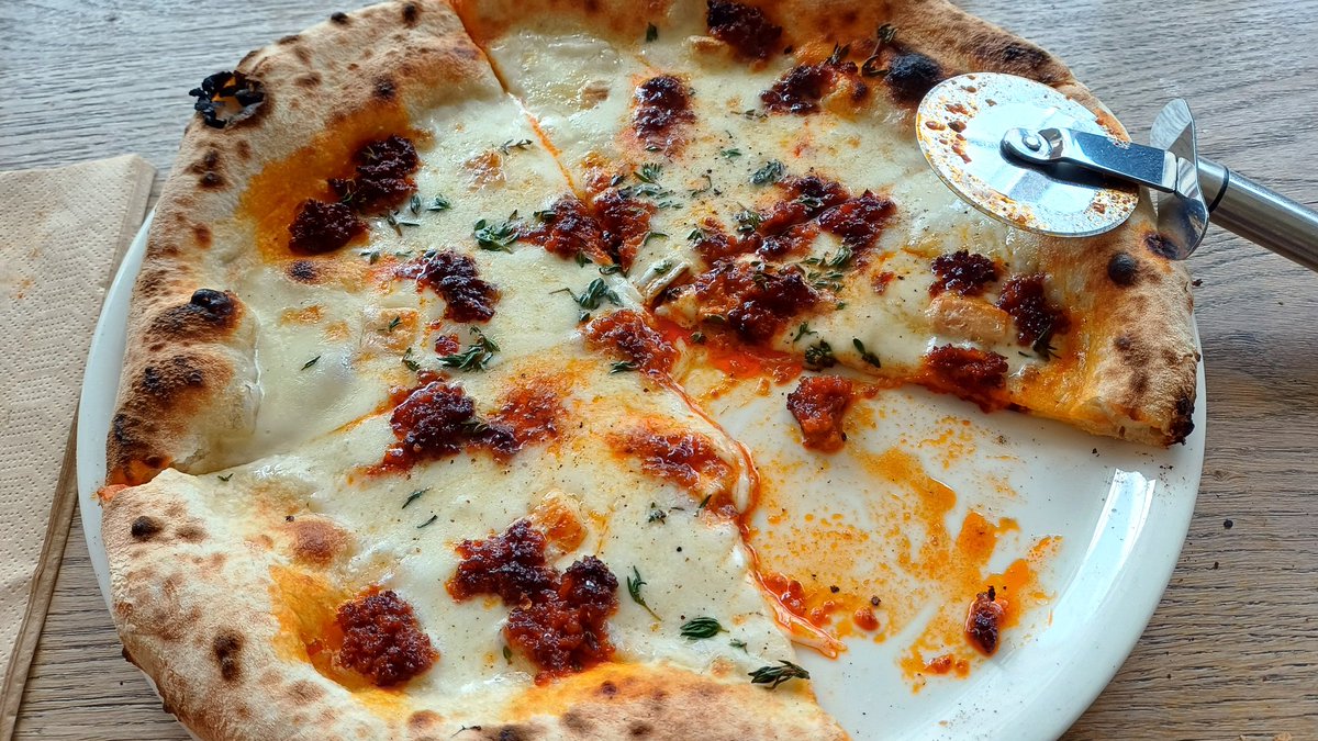 mariocanora's tweet photo. Comida Picassiana y el lujo del silencio festivo en #Madriz
#Sobrasada
#Dougalls
#ParkingPizza https://t.co/QIF8QrqS63