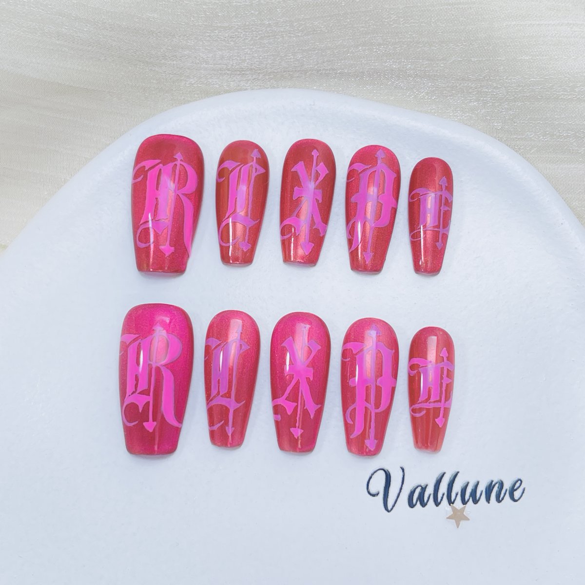Thevallune's tweet image. Hot pink gothic nails 💗

Bold lettering and glossy finish.
Handmade press-on nails.

#pressonnails
#nailart
#y2knails
#gothic