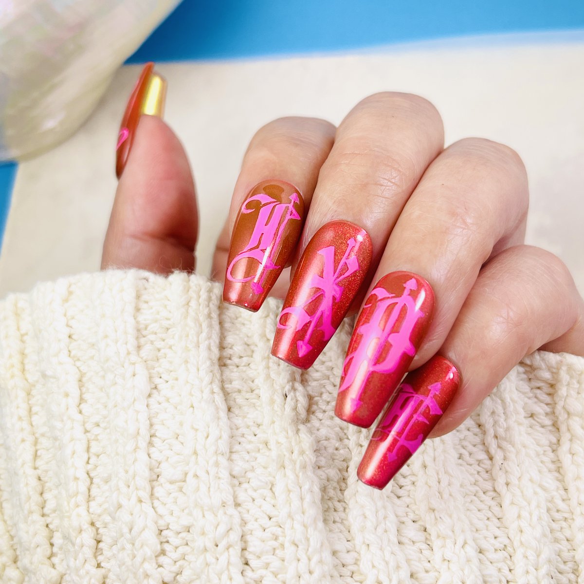 Thevallune's tweet image. Hot pink gothic nails 💗

Bold lettering and glossy finish.
Handmade press-on nails.

#pressonnails
#nailart
#y2knails
#gothic